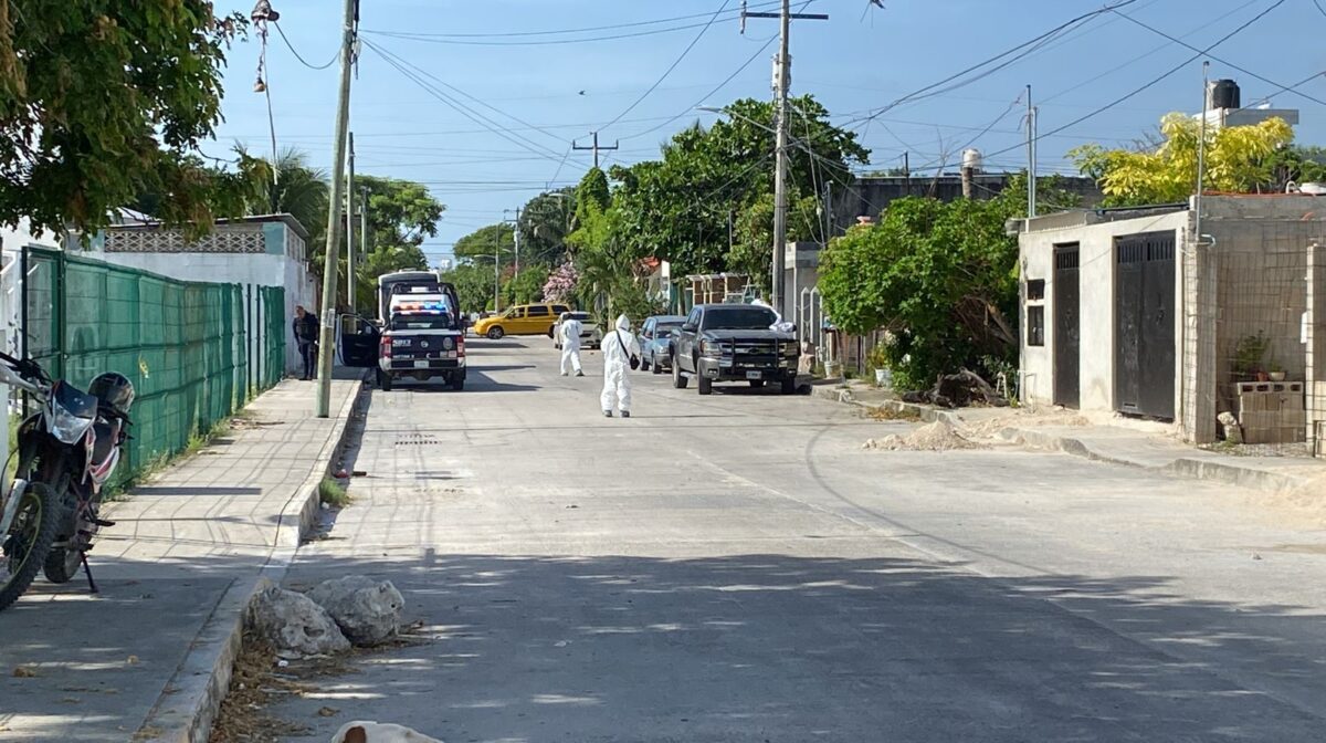 Ejecutan a balazos a un contratista en la Región 234 de Cancún; fue atacado a bordo de su camioneta por motosicarios.