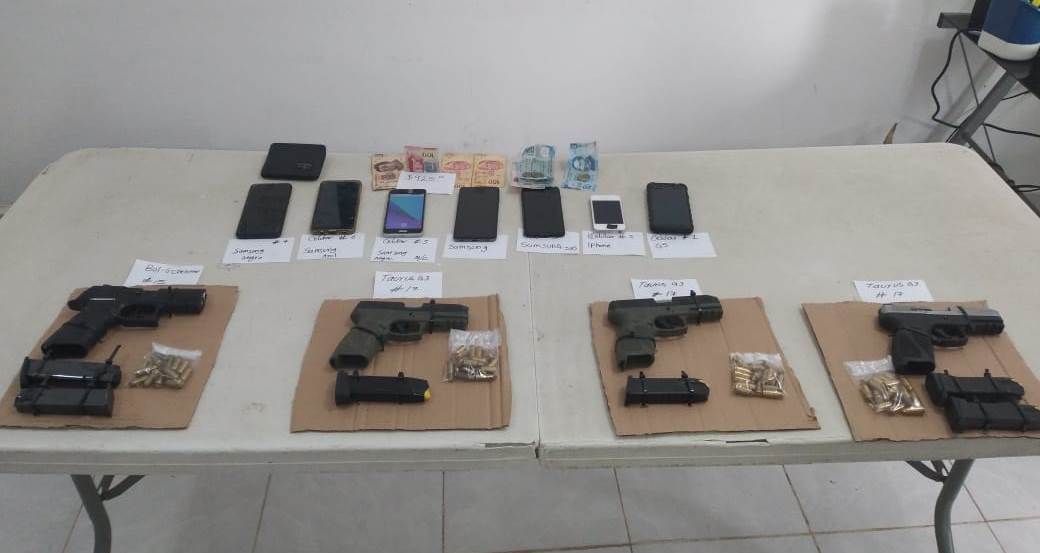 Detienen a sujetos armados en un taxi de José María Morelos; les hallaron pistolas de grueso calibre en un filtro policiaco de Polyuc.