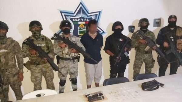 Detienen a presunto narcomenudista armado en Tulum.