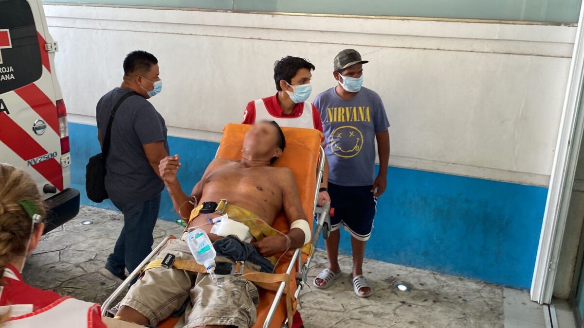 Atacan a sujeto a machetazos en atraco en la prolongación Tulum; los hechos se dieron durante la madrugada y hasta esta mañana fue auxiliado.