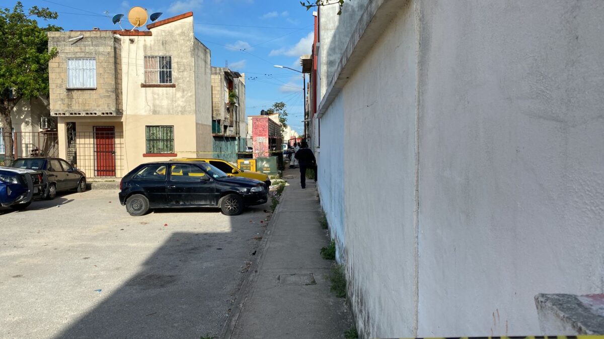 Ejecutan a jovencito en Villas Otoch Paraíso de Cancún; sicarios le dispararon en el cuello con armas de grueso calibre.
