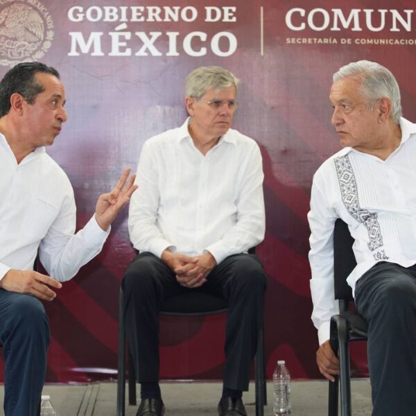 Asiste Carlos Joaquín al banderazo de inicio de obras en Cancún por el presidente AMLO.