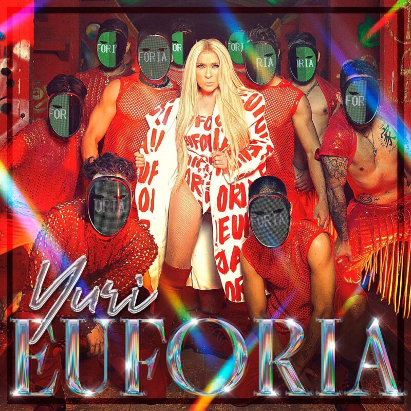 Yuri es tachada de "hipócrita" por usar bandera LGBT+