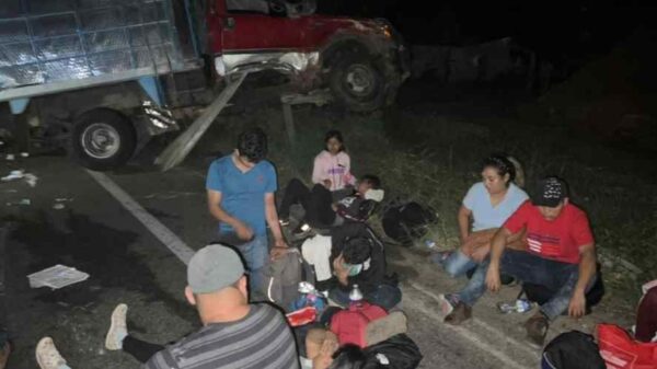 Vuelca camioneta que transportaba a migrantes en Chiapas.