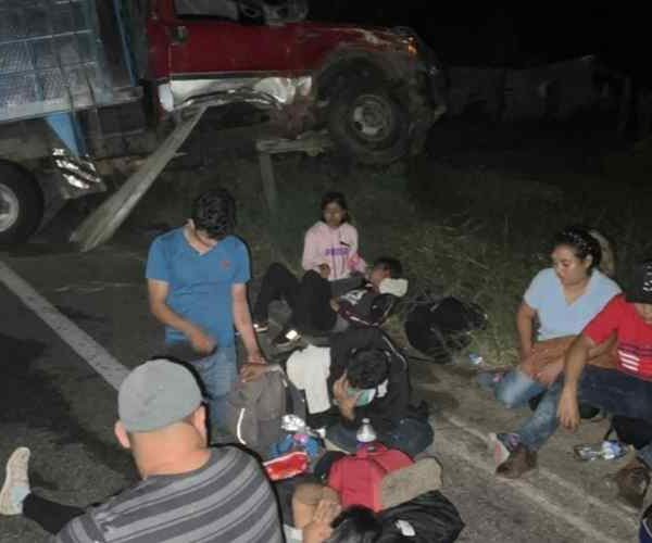 Vuelca camioneta que transportaba a migrantes en Chiapas.