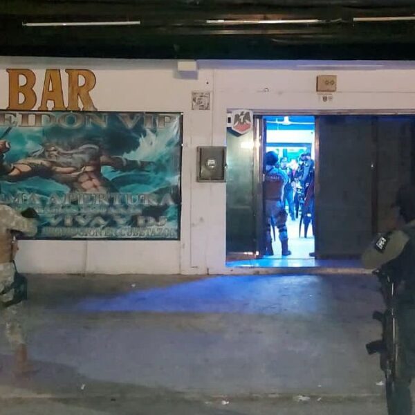 Caen dos por venta de drogas en un bar de Cancún.