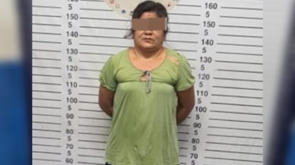 En Puerto Aventuras detienen a mujer con rifle de asalto y equipo táctico.