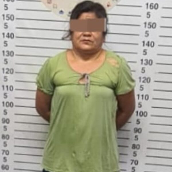 En Puerto Aventuras detienen a mujer con rifle de asalto y equipo táctico.