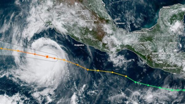 Huracán 'Bonnie' se convierte en categoría 3; se aleja de las costas del Pacífico.