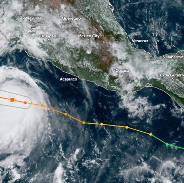 Huracán 'Bonnie' se convierte en categoría 3; se aleja de las costas del Pacífico.