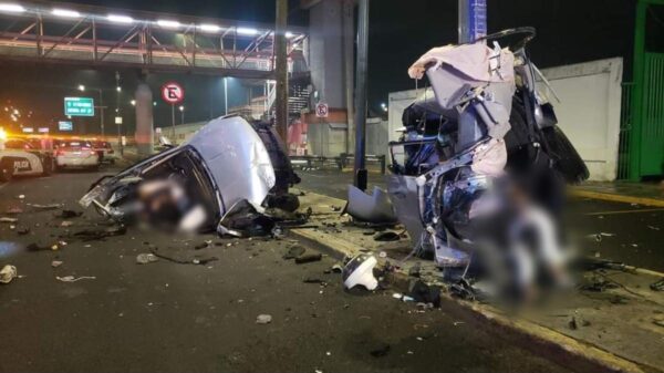 Choca camioneta y se parte; mueren dos jóvenes.
