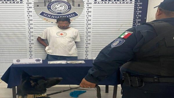Pasajero de una van es detenido con droga en filtro policiaco.
