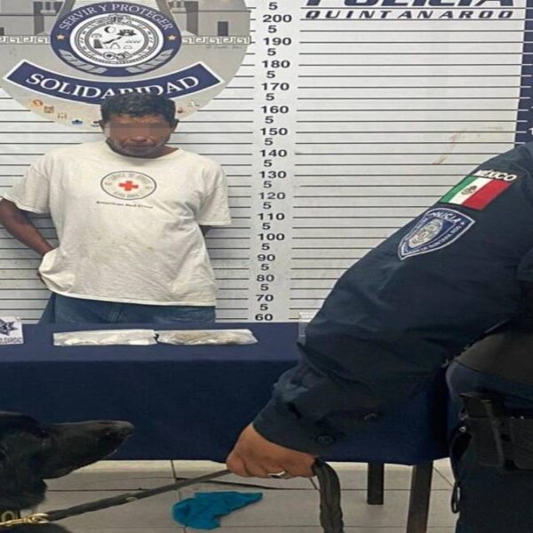Pasajero de una van es detenido con droga en filtro policiaco.