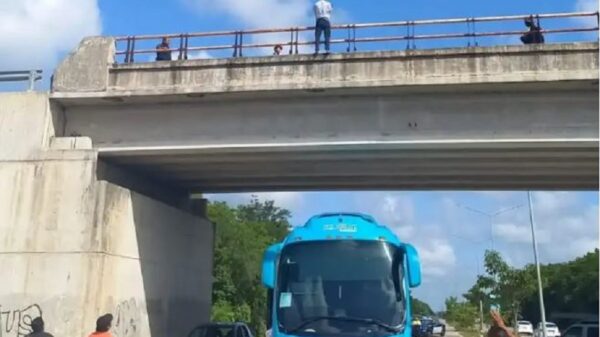 Policías salvan a sujeto que amenazaba lanzarse de un puente en Playa del Carmen (VIDEO).