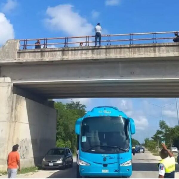 Policías salvan a sujeto que amenazaba lanzarse de un puente en Playa del Carmen (VIDEO).