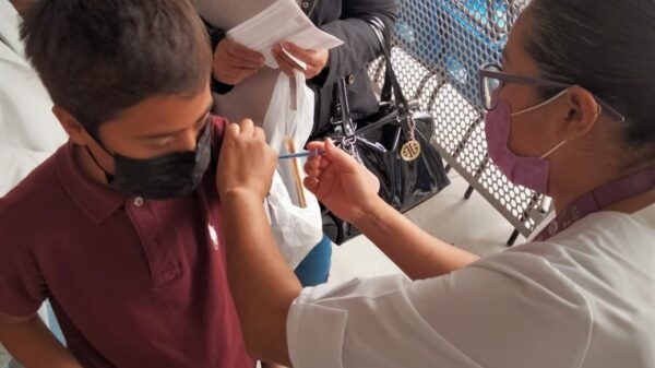 Anuncian fechas para vacunar contra Covid a niños en Cancún.