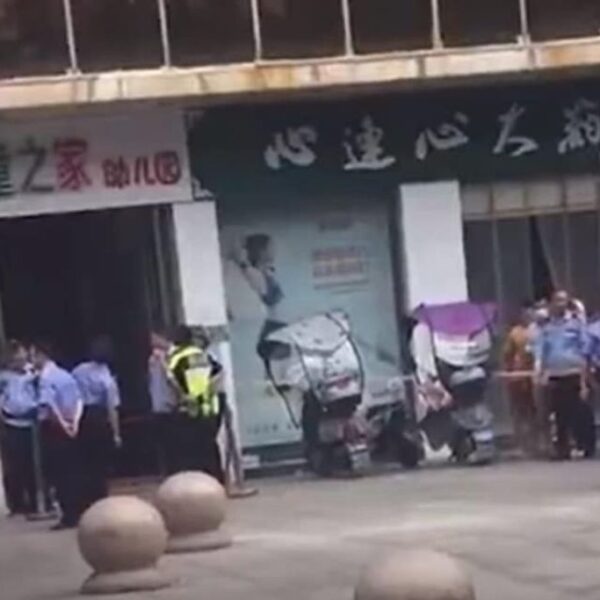 Terror por un ataque armado en jardín de niños en China (VIDEO).
