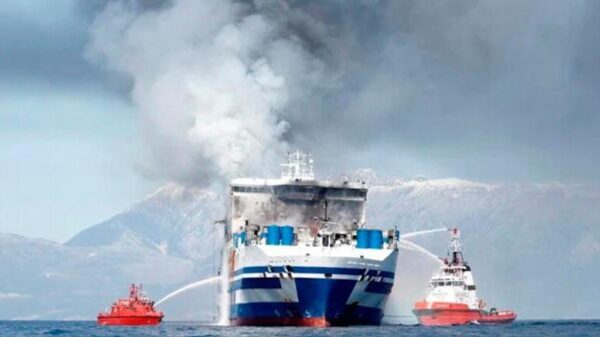 Se incendia ferry con 300 personas en Suecia.