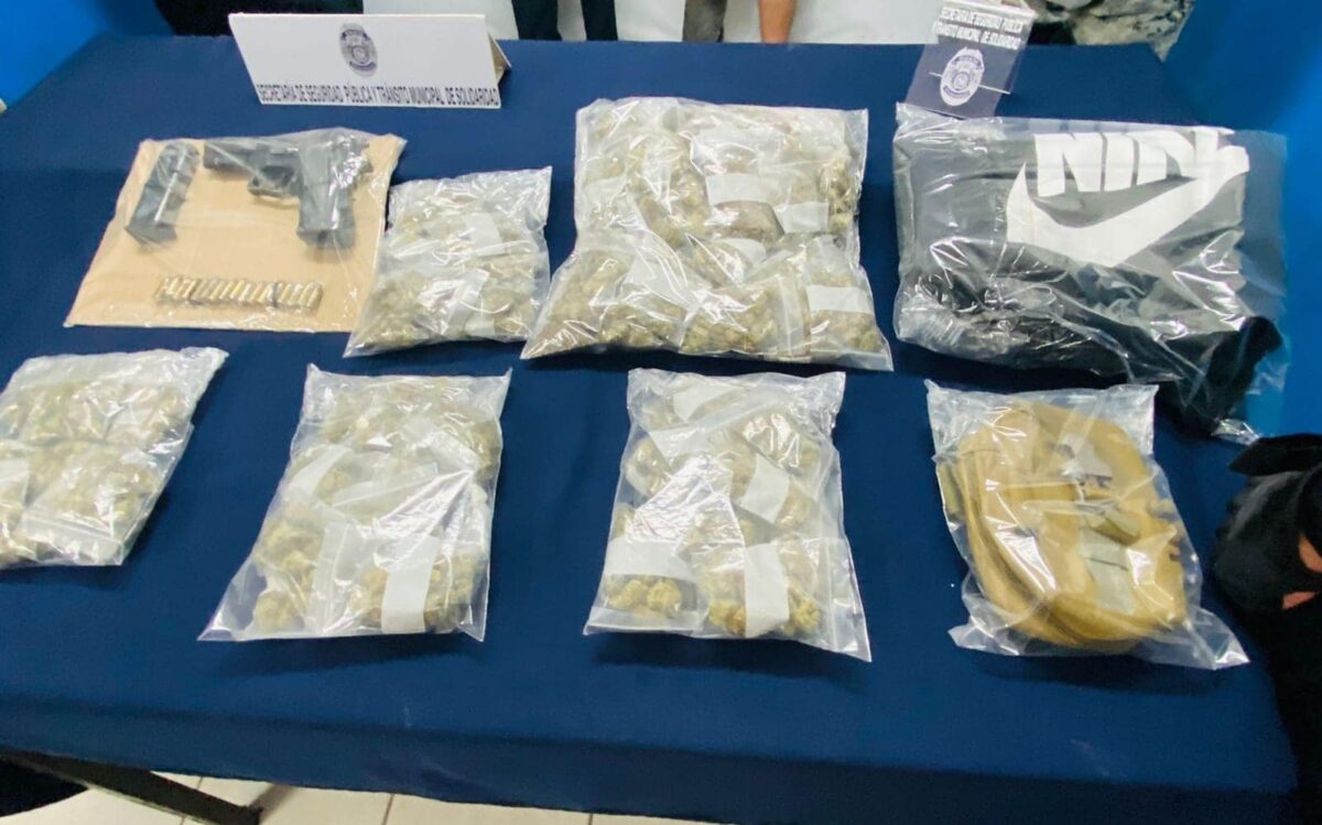 Caen con droga y armas en Misión de las Flores de Playa del Carmen; uno de los detenidos es el operador del taxi 687.