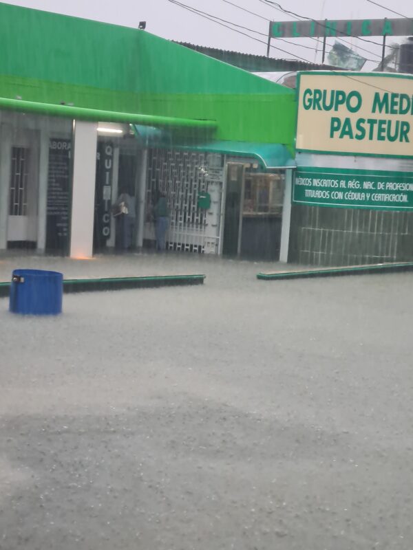 Chetumal ‘bajo el agua’ por la onda tropical No. 23; calles y avenidas inundadas, así como árboles caídos a causa de las lluvias torrenciales.