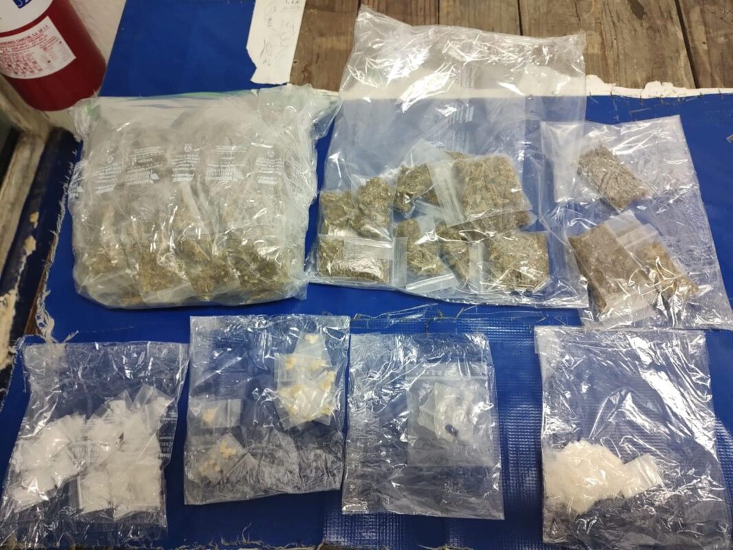 Caen dos tiradores en Villas del Sol de Playa del Carmen; a los detenidos se les halló en su poder más de 150 dosis de diversas drogas.