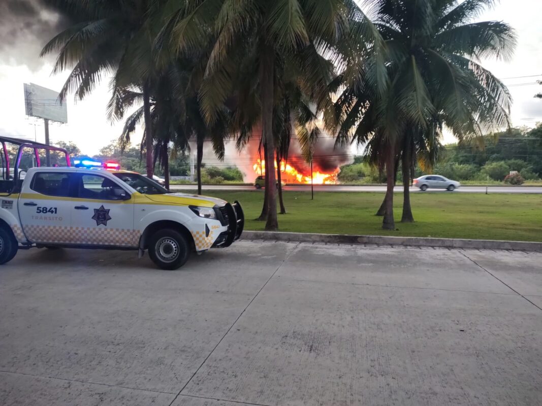 Se incendia transporte hotelero en la carretera Cancún-Playa del Carmen; una falla eléctrica pudo ser el detonante de las llamas.