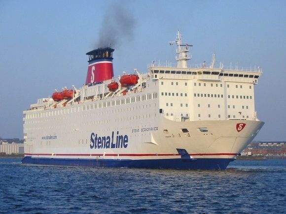 Se incendia ferry con 300 personas en Suecia; el fuego parece haber comenzado en camión refrigerante situado en la cubierta para vehículos.