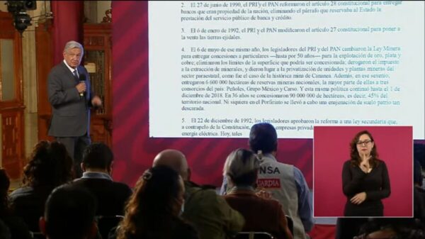 Presenta AMLO listado de reformas constitucionales que legalizaron robos