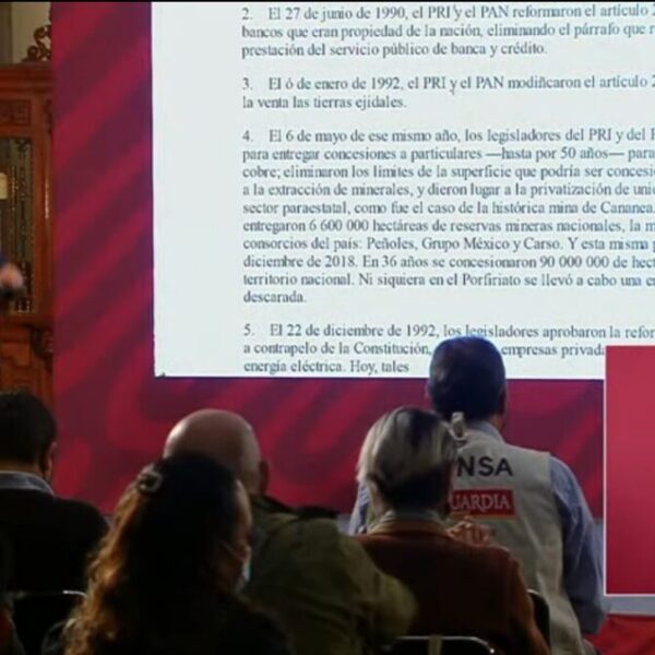 Presenta AMLO listado de reformas constitucionales que legalizaron robos