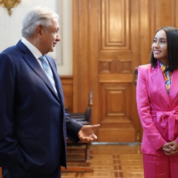 Se reúne AMLO con Katya Echazarreta, la primera astronauta mexicana