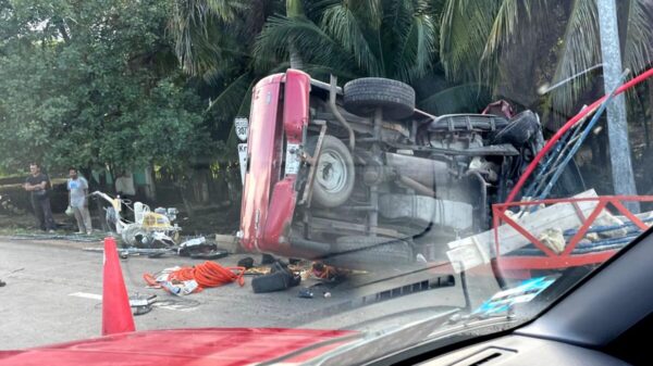 Vuelca camioneta con remolque en entrada a Bacalar