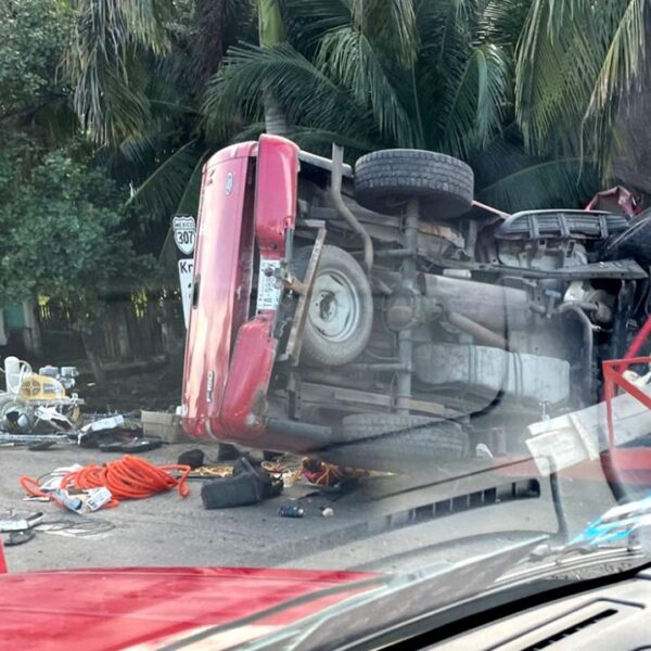 Vuelca camioneta con remolque en entrada a Bacalar