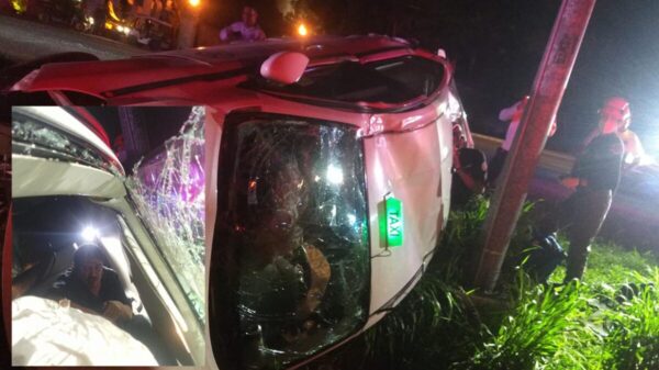 Taxista vuelca al evitar atropellar a peatón en Playa Del Carmen
