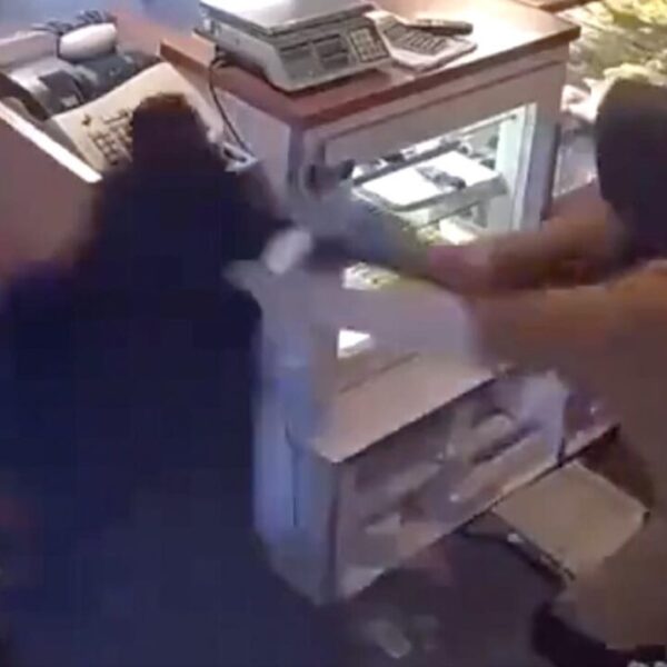 A "trapazo limpio" mujer somete a un asaltante armado