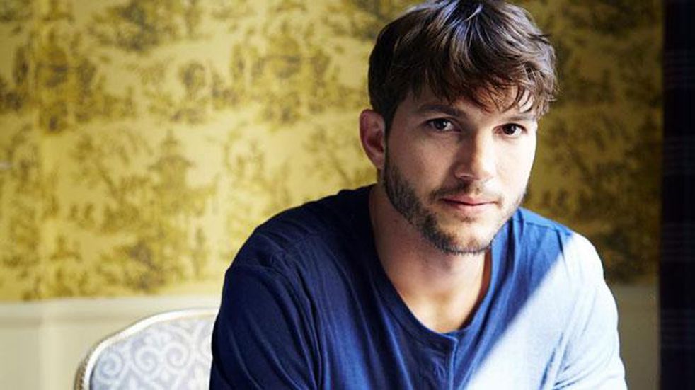 Ashton Kutcher revela sufrir enfermedad que le impide caminar y ver