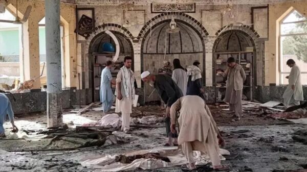 Sangriento atentado en mezquita deja 21 muertos en Afganistán