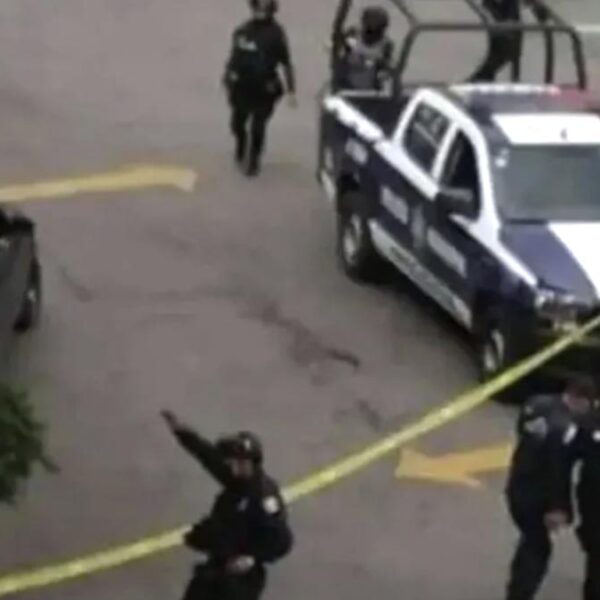 Enfrentamiento a balazos en gasolinera de Edomex deja 3 muertos