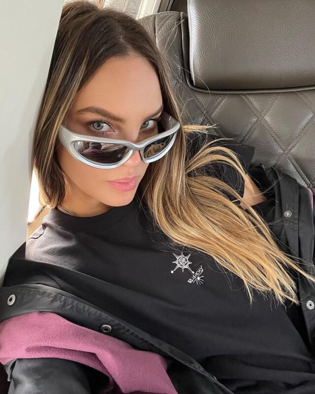 Belinda enseña cómo comer la hamburguesa de McDonald's con acento español