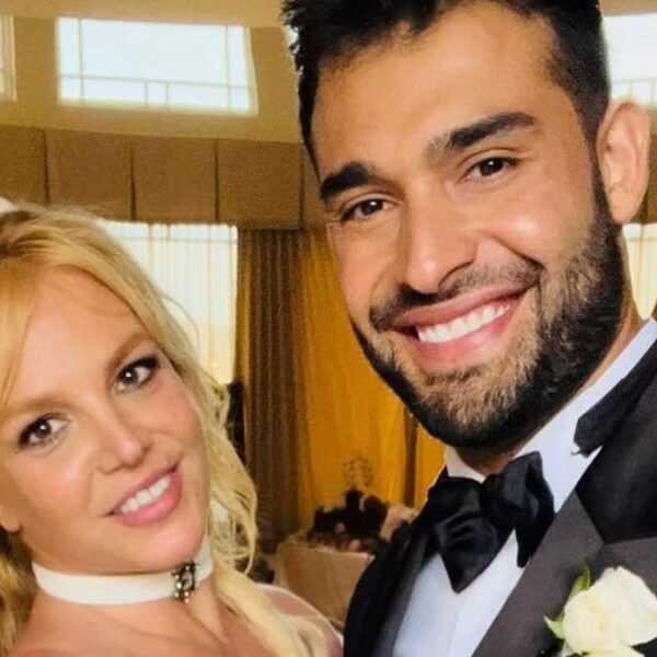 Britney Spears critica a la iglesia católica por no dejarla casarse