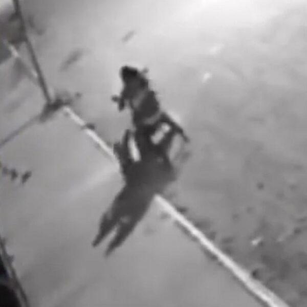 Sujetos en motocicleta trasladan y abandonan un cadáver en SLP