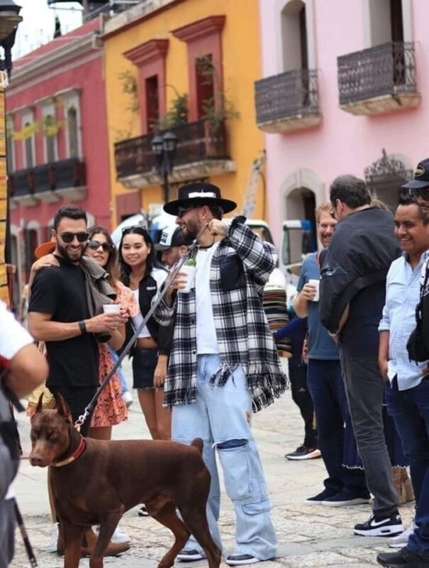 Captan a Maluma recorriendo las calles de Oaxaca con su perro