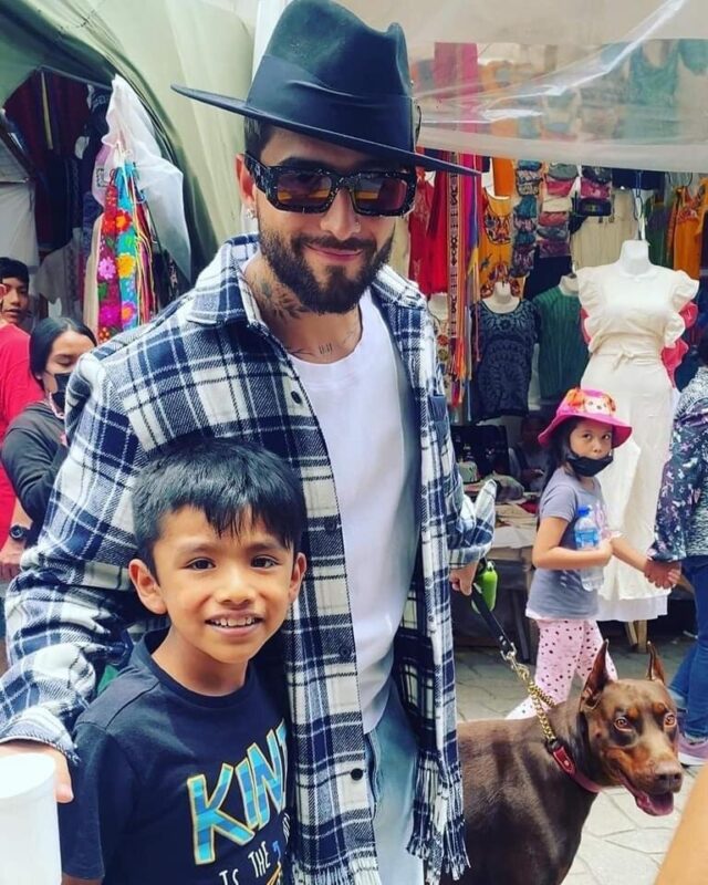 Captan a Maluma recorriendo las calles de Oaxaca con su perro
