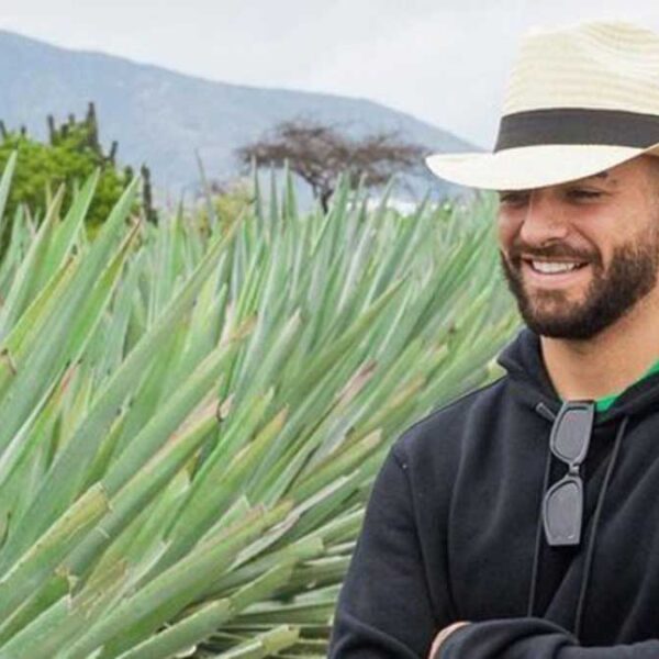 Captan a Maluma recorriendo las calles de Oaxaca con su perro