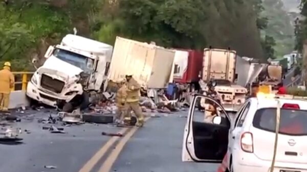 Brutal carambola de tractocamiones en Jalisco deja un muerto
