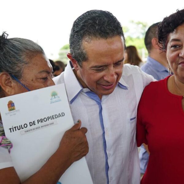 Carlos Joaquín da certeza jurídica a mujeres y hombres que trabajan por el crecimiento económico