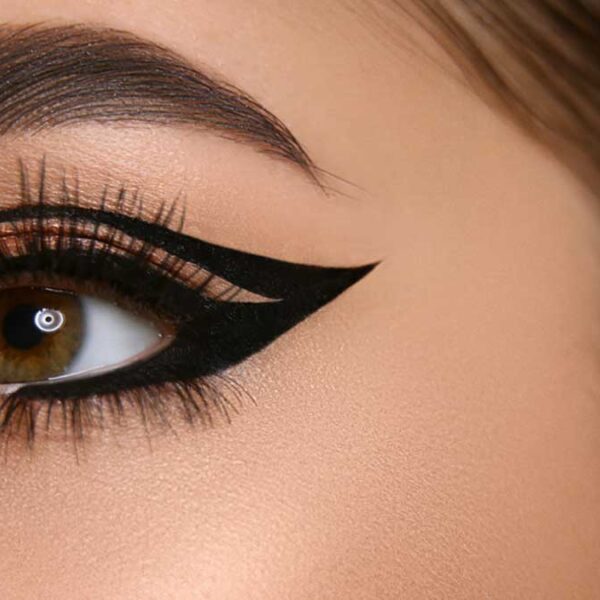 Checa este truco para tener un delineado ultra delgado y no tener párpados caídos