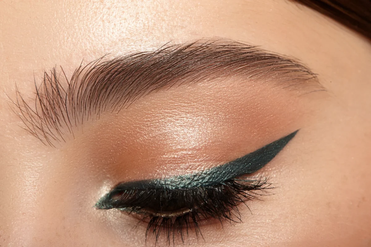 Checa este truco para tener un delineado ultra delgado y no tener párpados caídos