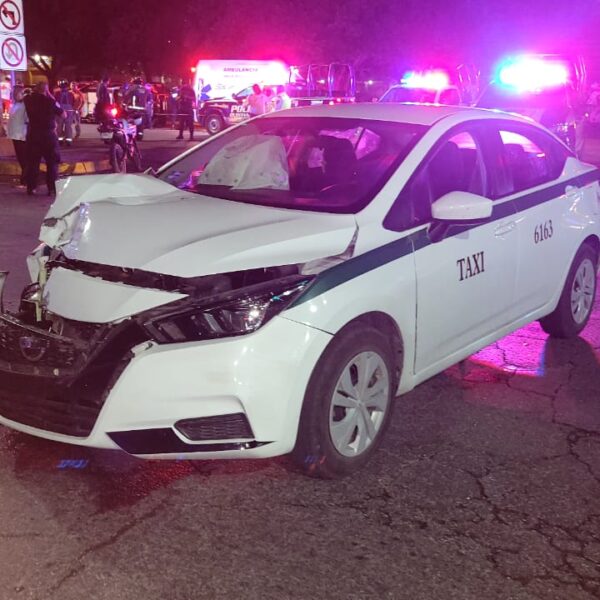 Aparatoso choque y volcadura en Av. Kabah y La Luna de Cancún