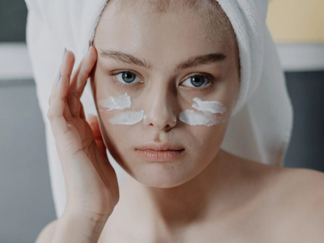 ¿Cómo debo limpiar mi cara antes de ir a dormir?