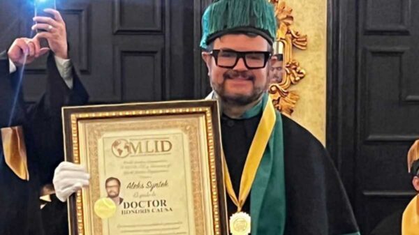 Critican a Aleks Syntek por recibir doctorado Honoris Causa